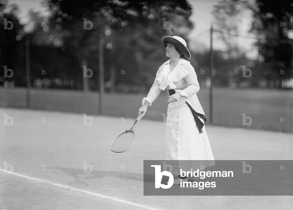 Donna che gioca a tennis, Chevy Chase, Maryland, USA, circa 1913