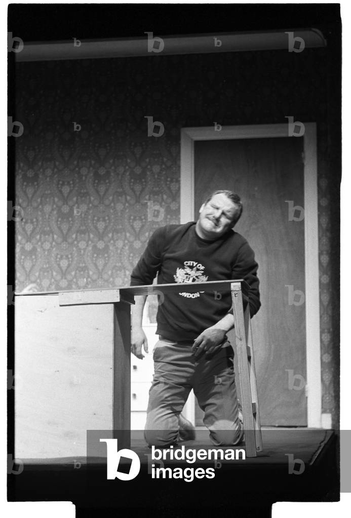 Bild von Fotografie "Schlafzimmer Farce" von John Haynes, b/w