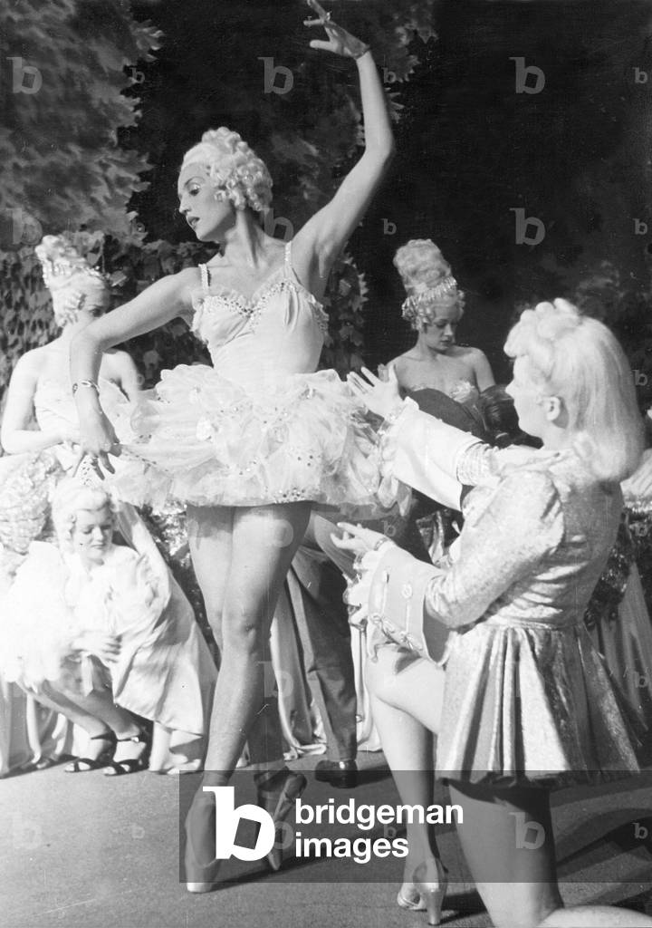 Una scena da 'Frauen am Metropol' nel Metropol-Theater di Berlino, 1940 (foto in b/n)