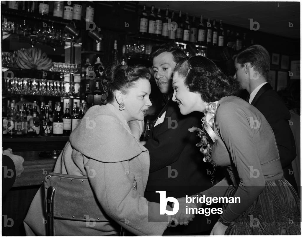 Immagine di Fotografia "Judy Garland e Judy Lynn ad una festa per “Top Banana”" 1951 di Lucas-Pritchard, b/w
