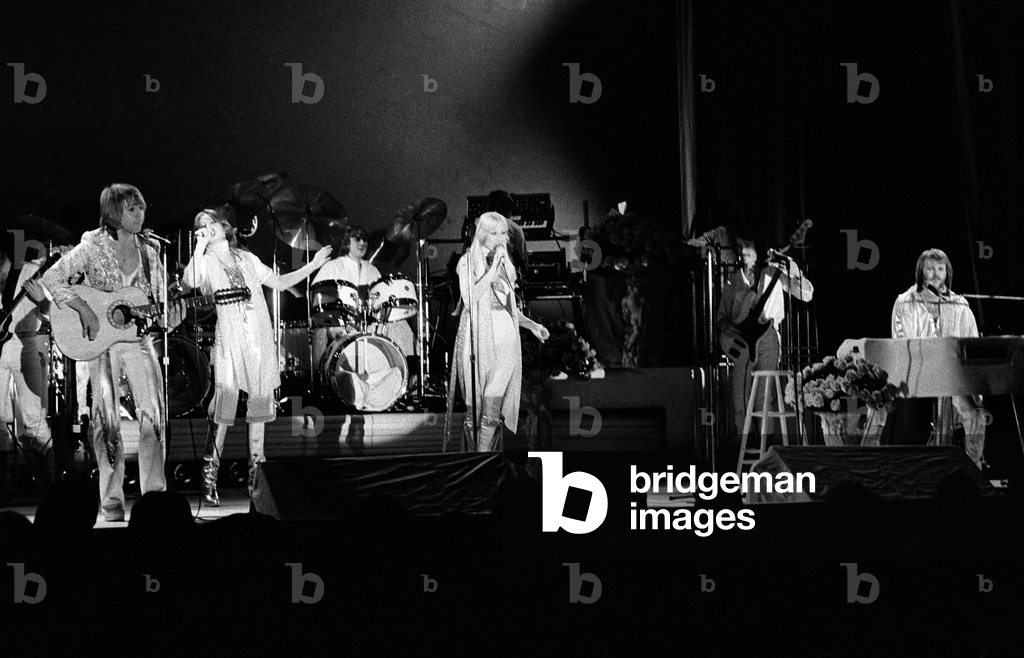 Image de Photographie représentant Oslo 19770128. The pop group ABBA on stage during the concert in Ekeberghal