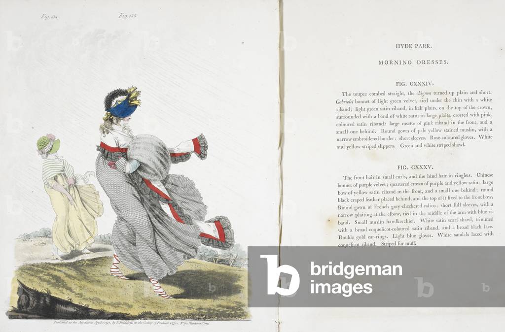 Morgenkleider. Zwei Frauen im Hyde Park, bei windigem Wetter. Eine trägt weiße Sandalen mit coquelicot riband 