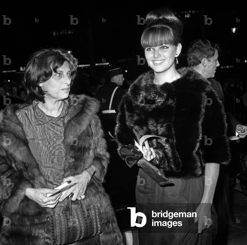 Anna Magnani und Claudia Cardinale bei der Premiere von Film Becket 24. April 1964 (s/w Foto)