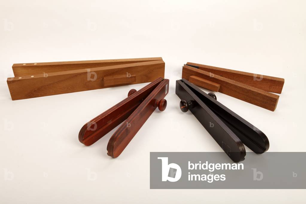 Immagine di Fotografia "Una collezione di fruste in legno" di Chris Stock