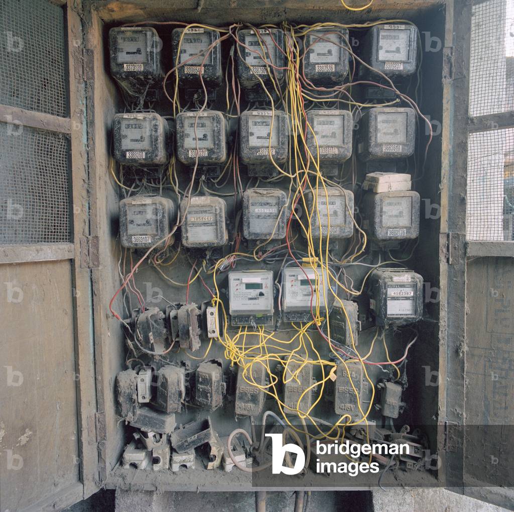 Gruppo di contatori elettrici in una baraccopoli. L'elettricità è anche una delle esigenze più richieste e la 