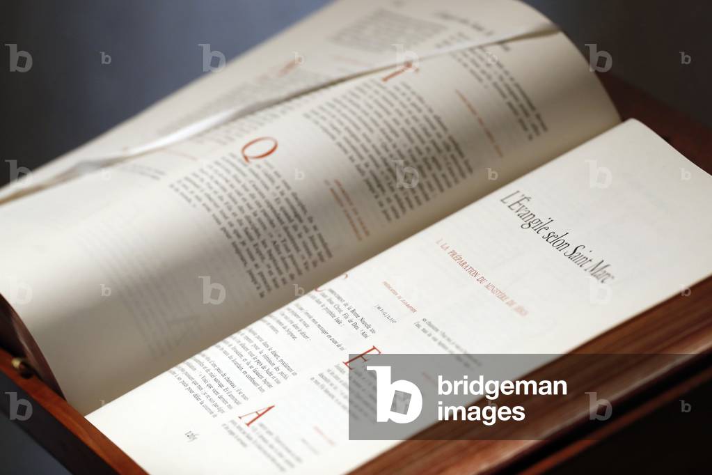 Öffnen Sie die Bibel in der Kirche. Das Evangelium des heiligen Markus Combloux. Frankreich. (Foto)
