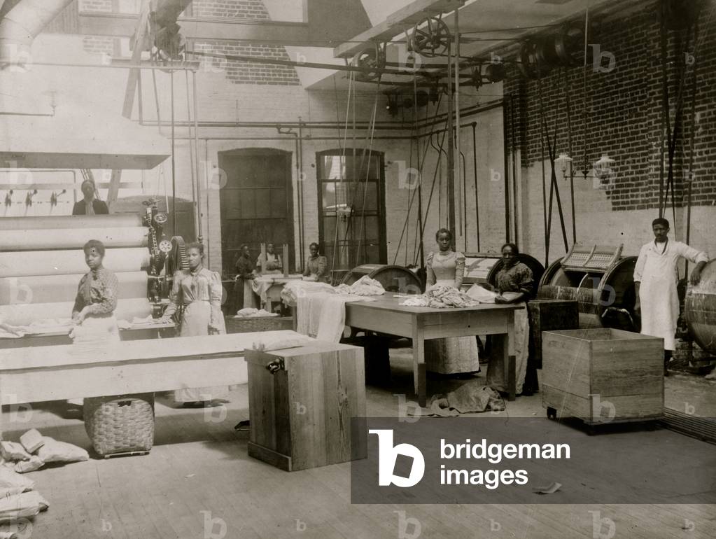 African American Frauen und Männer von Maschinen posiert, Lexington Laundry 1899 (Foto)