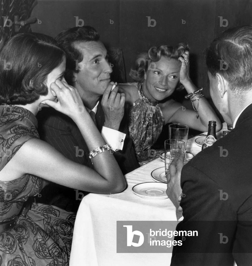 Im Casino in Biarritz (Frankreich): Toreador Luis Miguel Dominguin mit Annabella 31. August 1953 (s/w Foto)