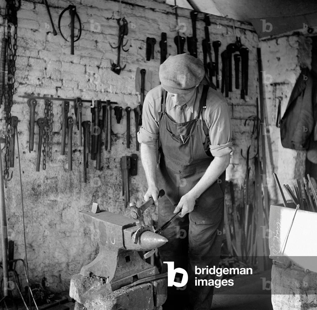 Immagine di Fotografia "Fabbro", 1949 di Hallam Ashley, b/w