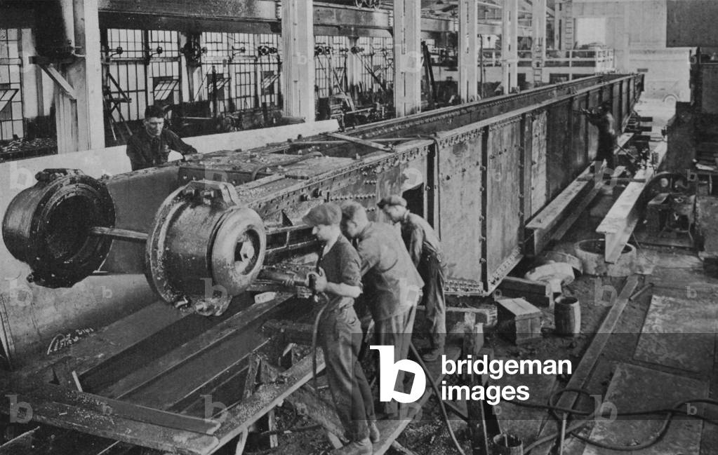 "Gli uomini assemblaggio una scala scavare al New York Engineering Company Impianto", 1922, b/w