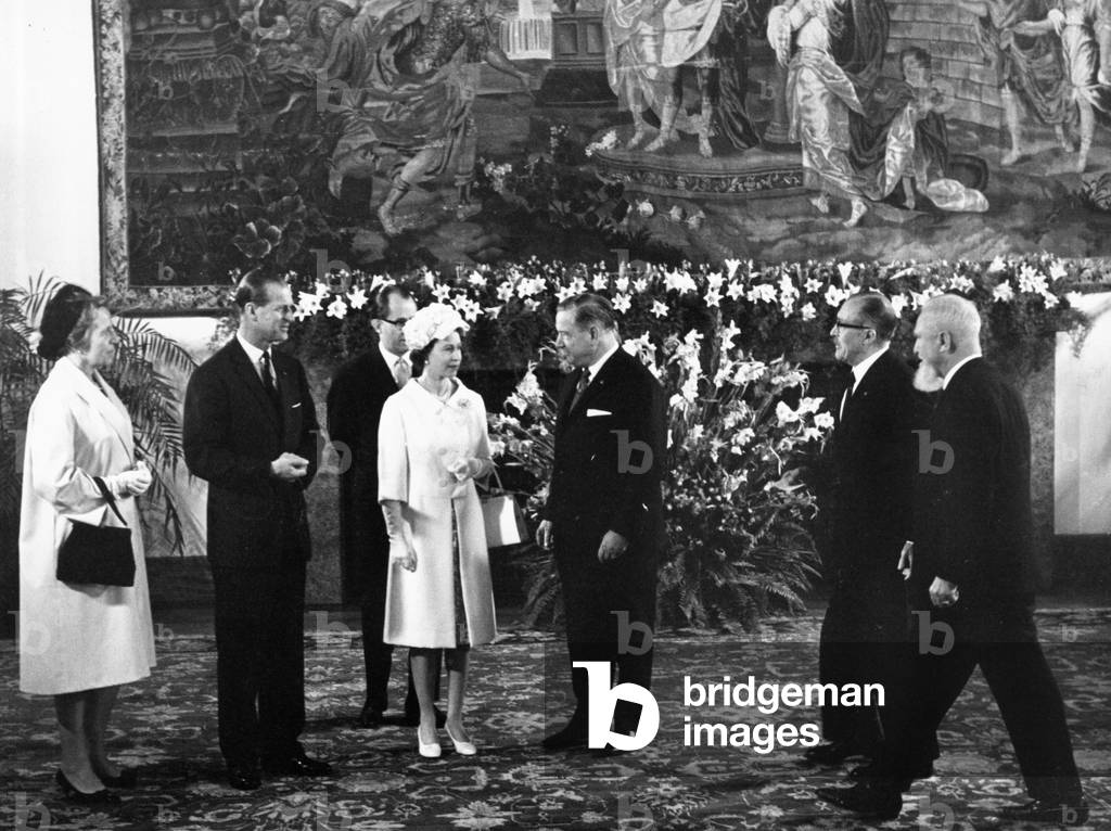 Immagine di Fotografia "Elisabetta II e il principe Filippo nella capitale bavarese Monaco" 1965, b/w
