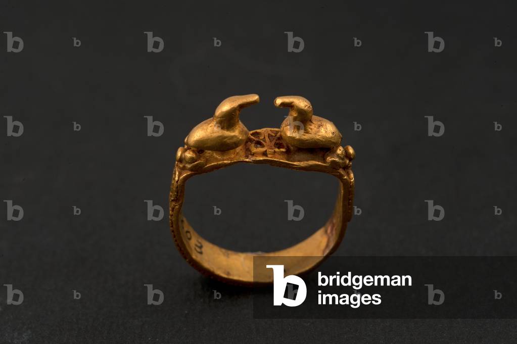Ring with two ducks (gold) by Roman, b/w