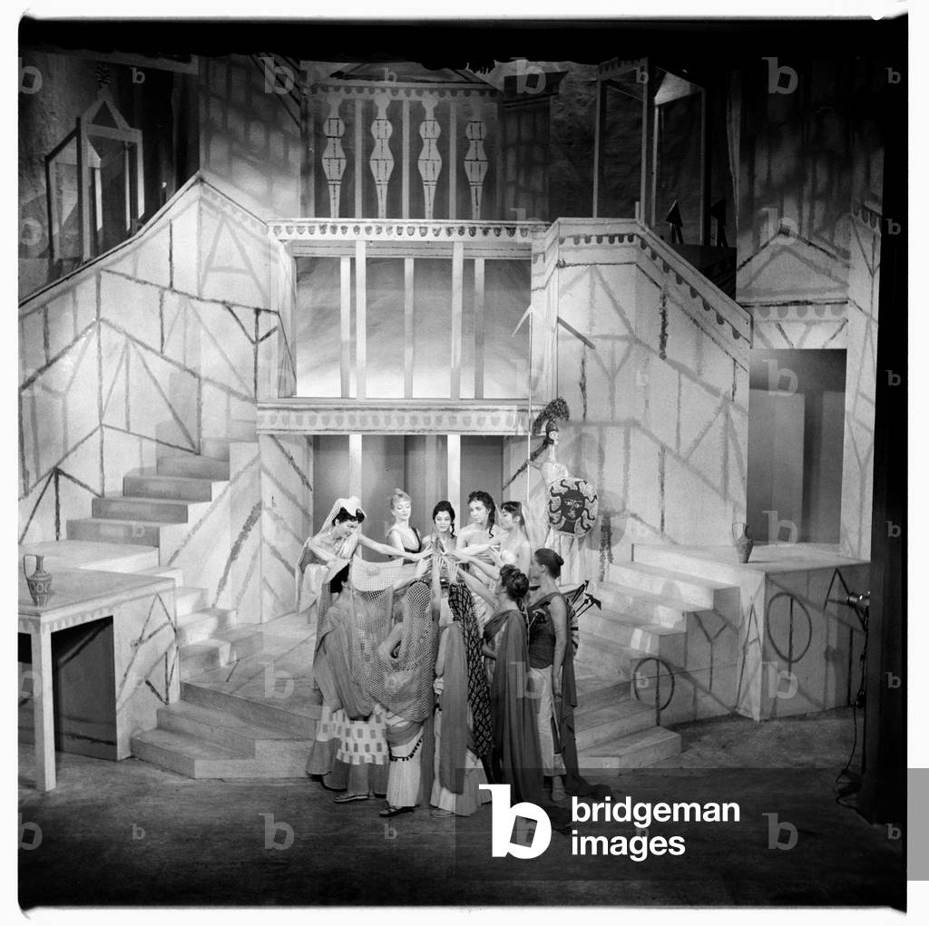 Bild von Fotografie "Lysistrata am National Theatre" von John Deakin, b/w