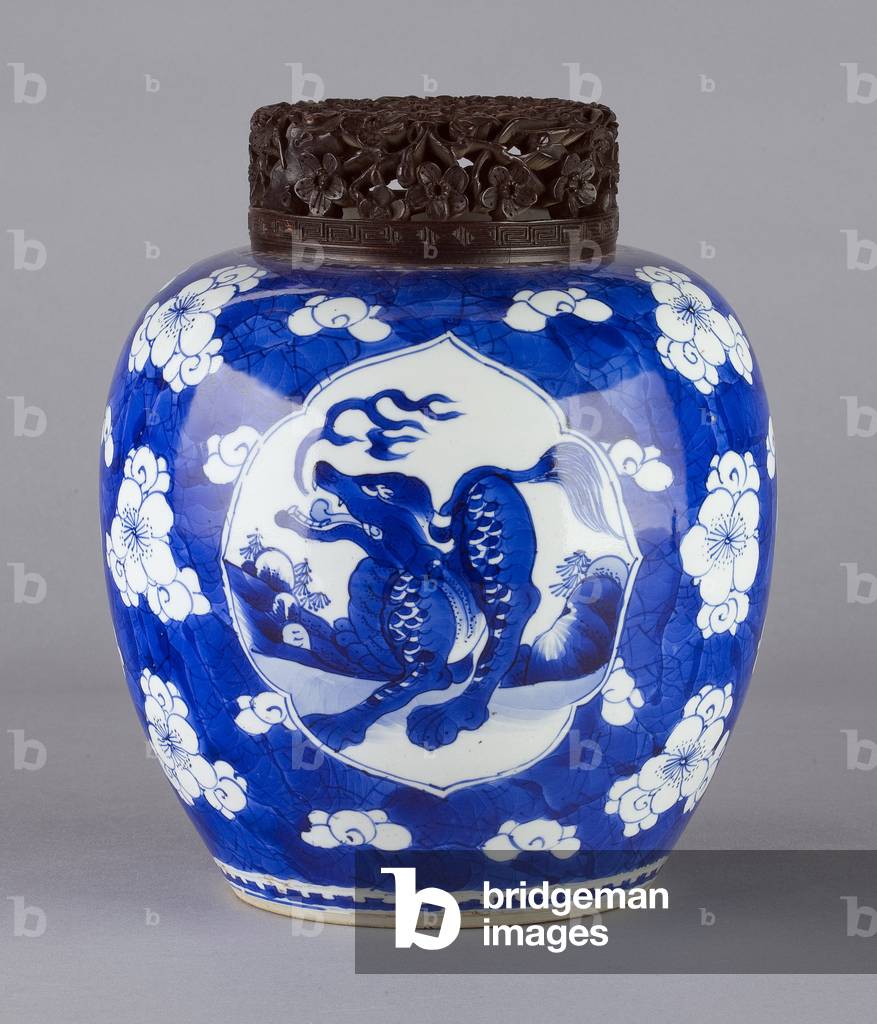 Jar (with cover and dragon design) 1662-1722 by Chinese Artist