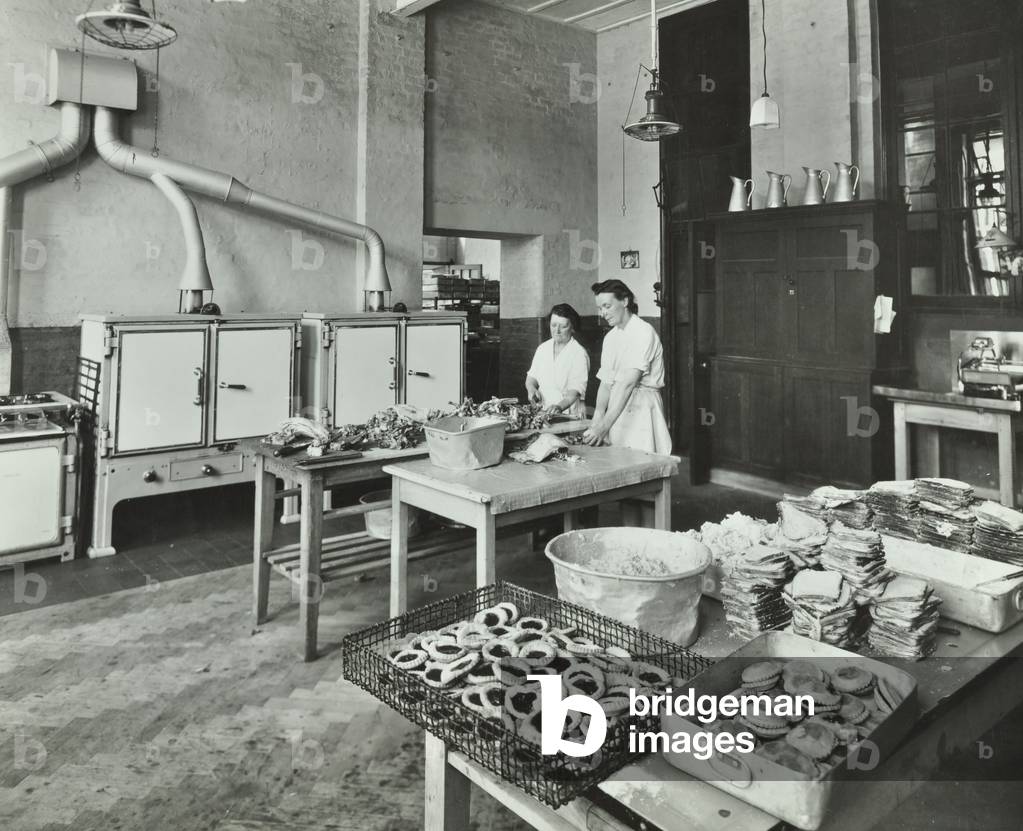 Pasti scolastici in preparazione, 1947 (foto in b/n)