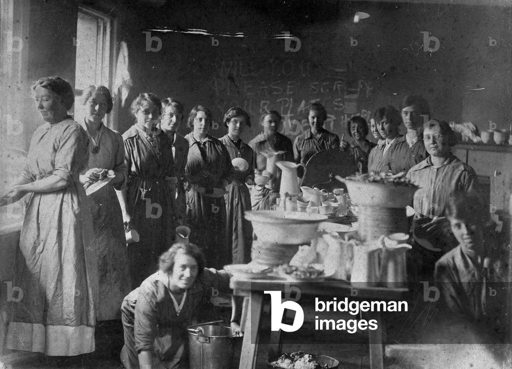 Image of Photography depicting Members of the Womens Legion 1916 by Unknown photographer