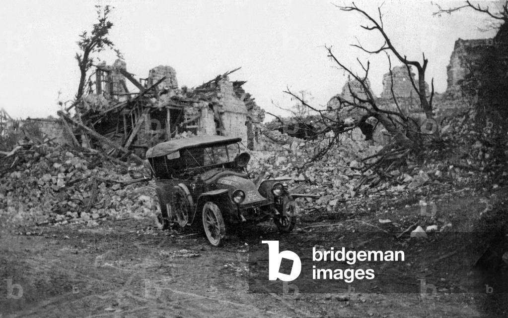 "Rovine nel villaggio di Vermandovillers appena catturate dai tedeschi durante la battaglia di Somme" 1916, b/