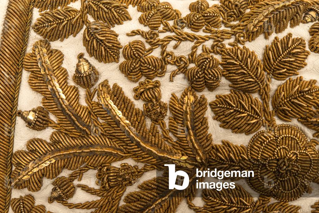 "Detail des rechten Handschuhs bei der Krönung der Königin Elizabeth II im Jahr 1953 verwendet (gesticktes wei