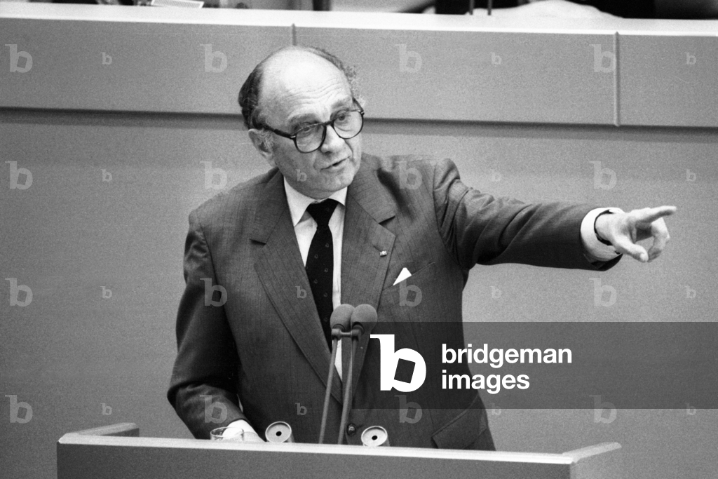 Otto Graf Lambsdorff (FRG FDP) during a debate on German unity in the Bundestag in Bonn..., 1990 (photo)