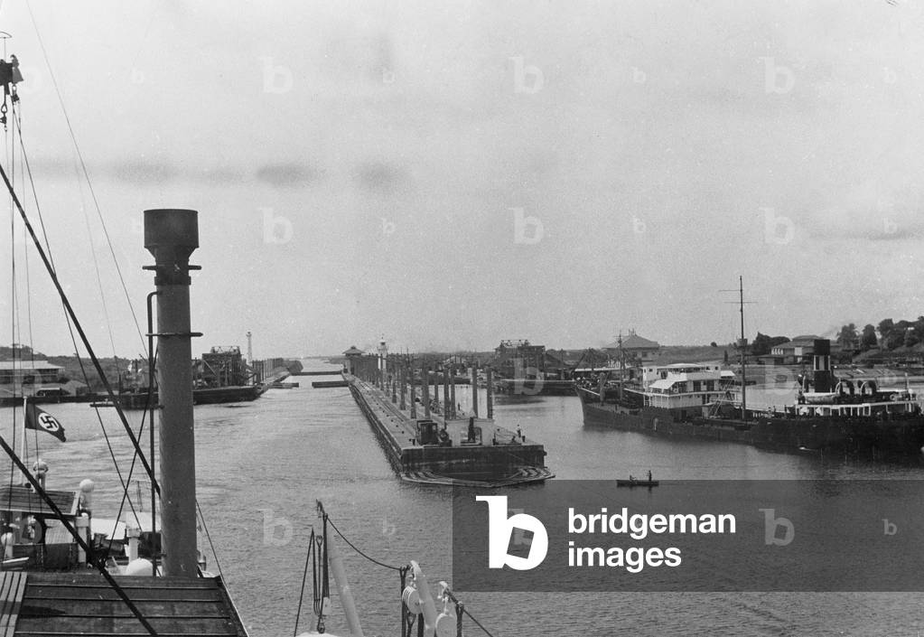 Verlassen des Panamakanal (s/w Foto)