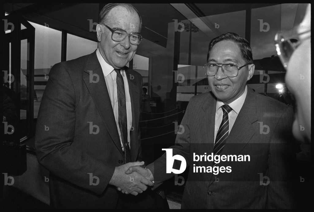Image of World Bank President Barber Conable is welcomed upon his ...