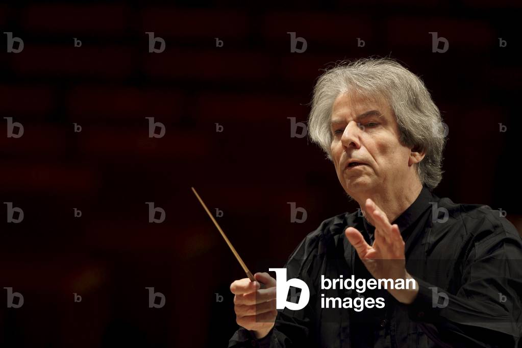 Hartmut Haenchen nel maggio 2010 prova con l'orchestre de Paris, Salle Pleyel, Parigi, Francia. Direttore d'or