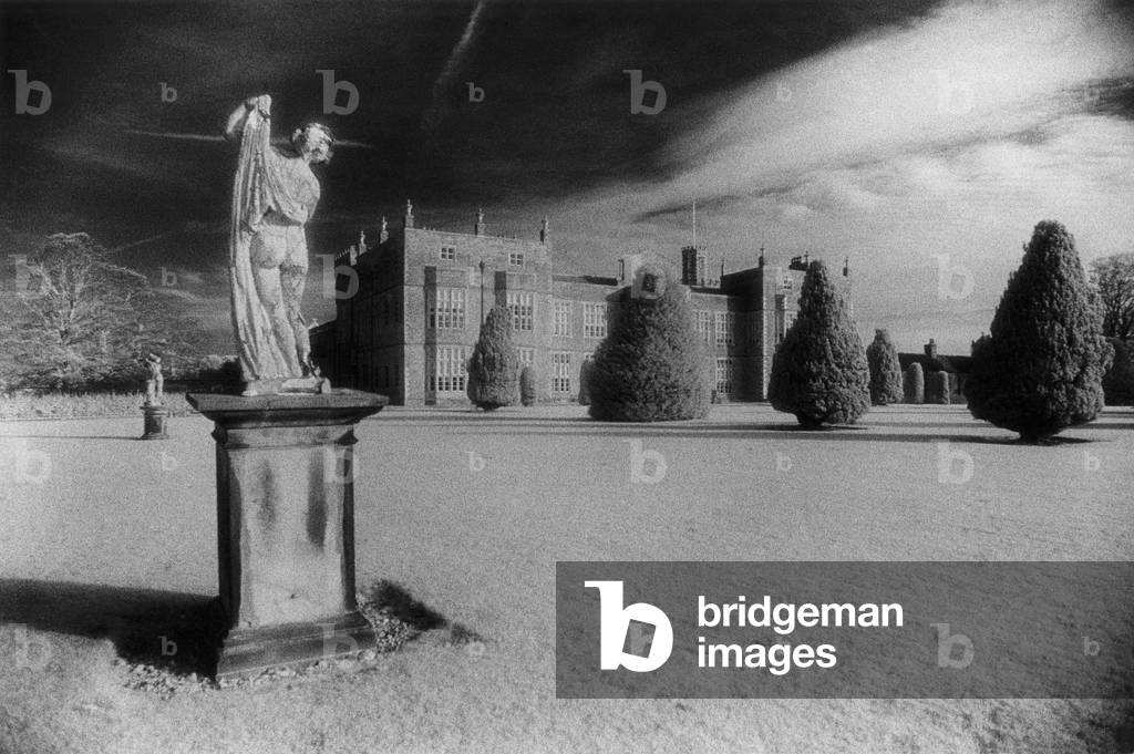 Immagine di Fotografia "Burton Constable Hall" di Simon Marsden, b/w