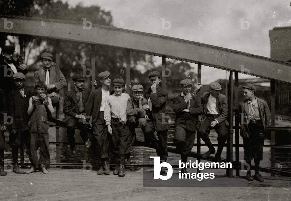 Bild von Fotografie "Millworkers at the Washington Mill in Lawrence" von Lewis Wickes Hine