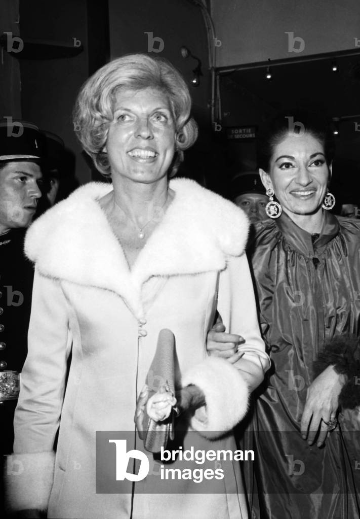 Immagine di Fotografia "La signora Claude Pompidou e Maria Callas in arrivo al gala degli artisti" 1971, b/w