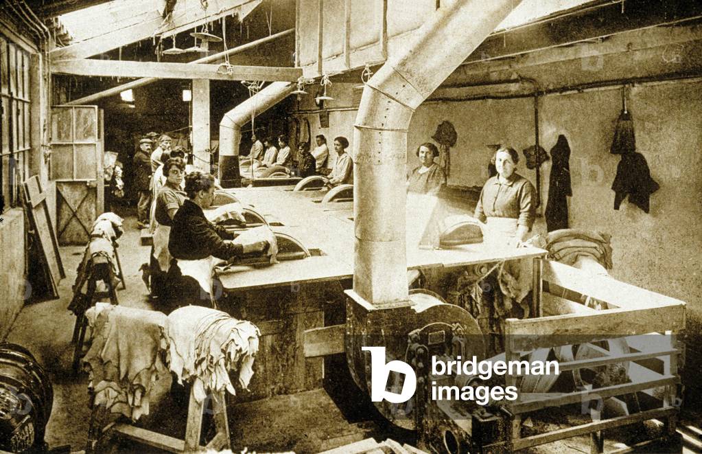 Handschuhe fActory Jonquet, Angestellte in einer Werkstatt mit Maschinen, ca. 1930. Millau, Frankreich.