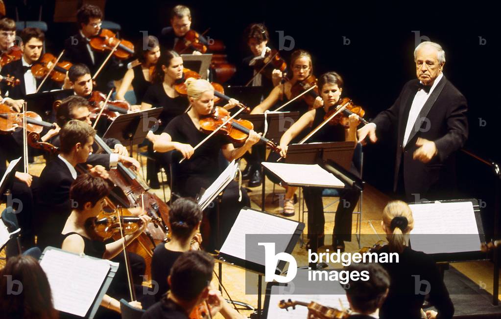 Pierre Boulez dirigeant l'Orchestre des Jeunes Gustav Mahler, Paris, 2000 (photo)