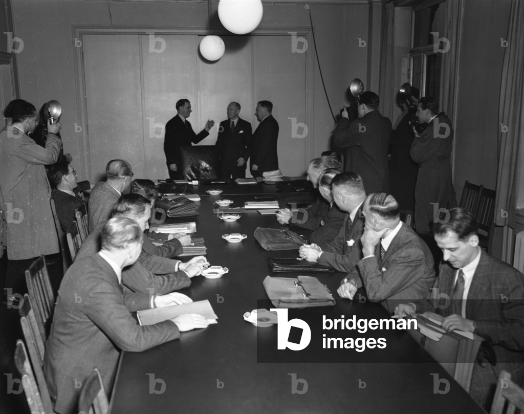Image de Photographie représentant Oslo 1951 : le règlement salarial Les trois images en arrière-plan sont cel