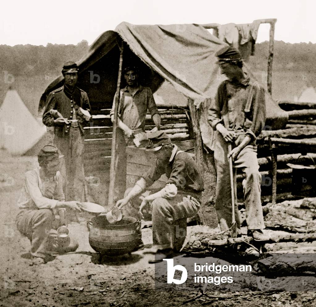 Bild von Fotografie "Lager der 71. Neuen Vols. Koch Haus Soldaten immer Abendessen bereit. 1861 (Foto)", b/w