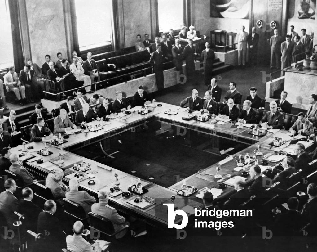 Immagine di Fotografia "Vista dall'alto di un gruppo di persone in una conferenza" di American Photographer, b
