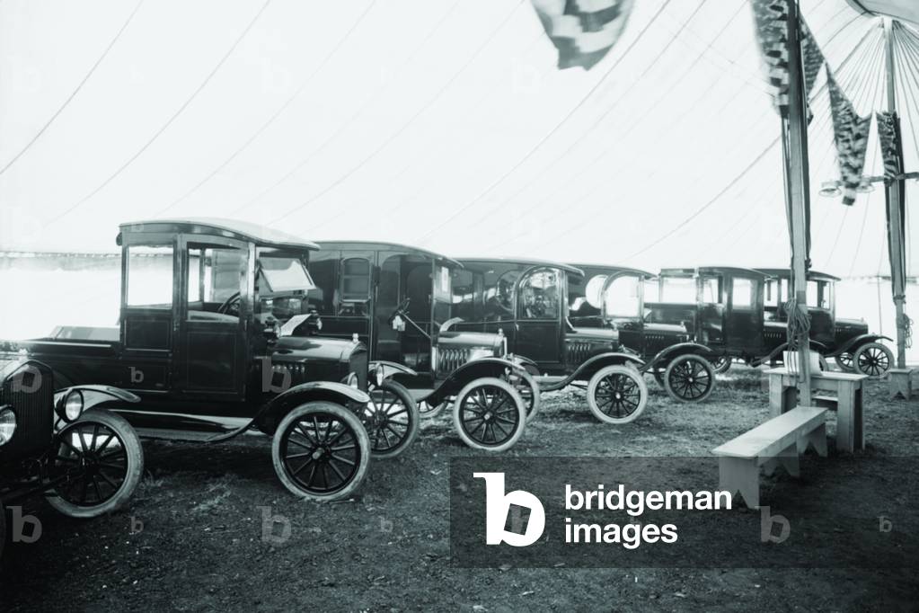 Immagine di Fotografia "Automobili in esposizione in Showroom Interior 1921 (foto)", b/w