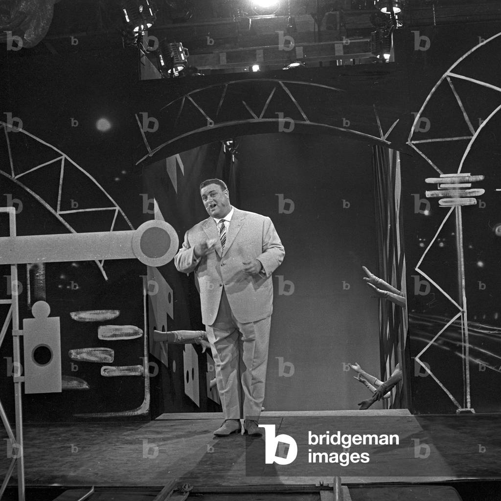"Der deutsche Schauspieler und Sänger Jean Thome tritt in der TV-Show „Hallo", b/w