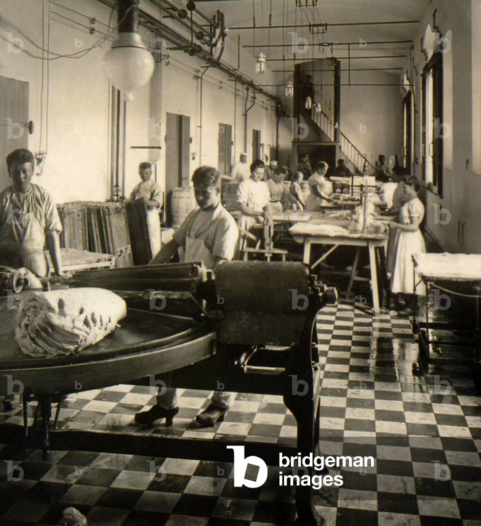 Immagine di Fotografia "Fare il burro in un Danish Dairy" 1905