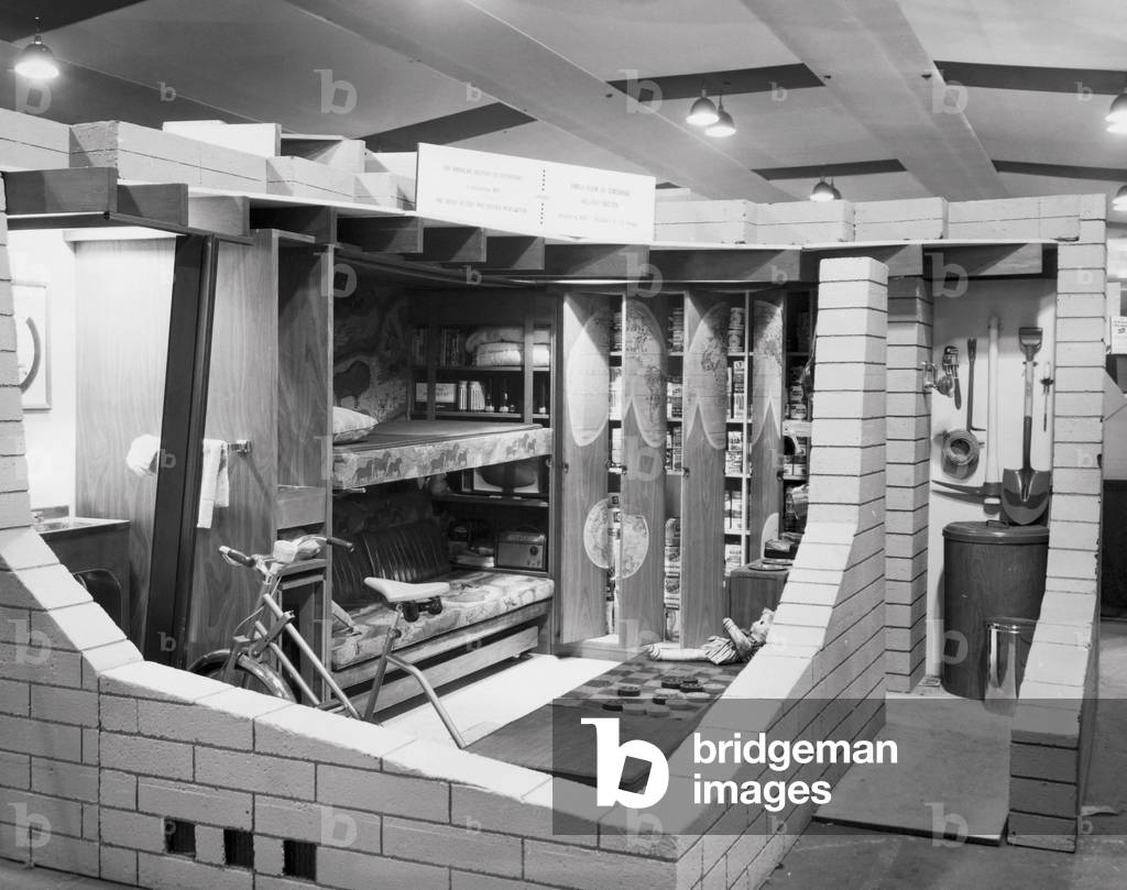 Immagine di Fotografia "Interno di un modello di rifugio antiatomico", b/w