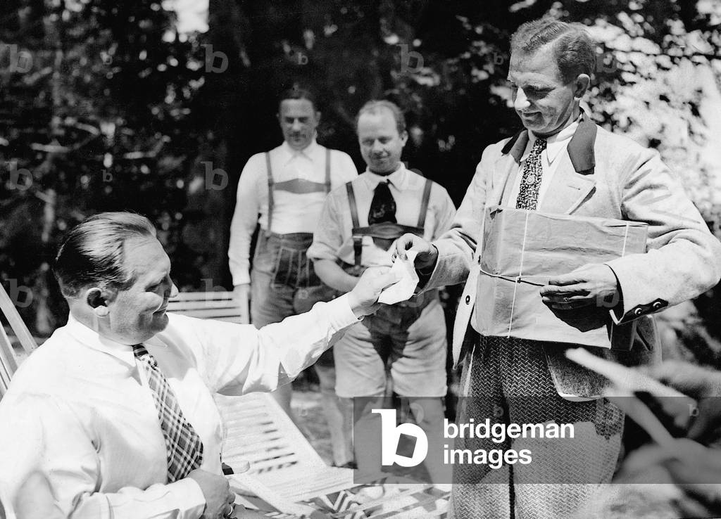 Hermann Goring gibt seinen Stimmzettel an den Bürgermeister von Salzburg, 1934 (s/w Foto)