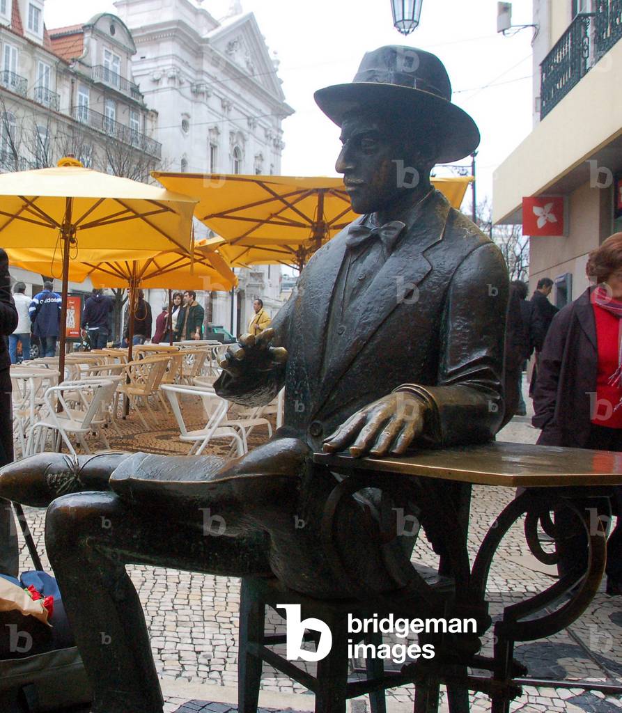 Immagine di Fotografia "8409N Portogallo febbraio 2008 Lisbona Statua del? Crivain Fernando Pesoa" di Gerald B