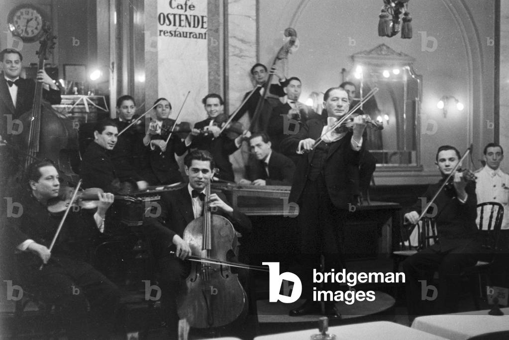 Bild von Fotografie "Ein Zigeunerorchester plaing in Budapest", b/w