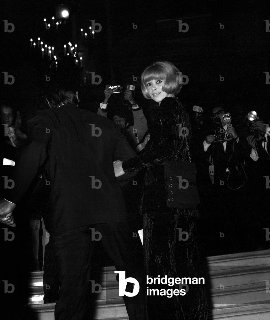 Mireille Darc arriving at the screening of the film "Phedre", Paris Opera House, 15 October 1968 (photo)