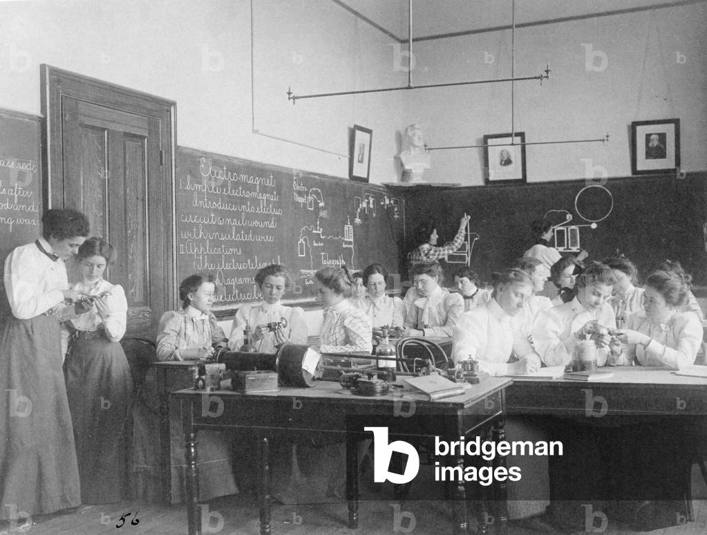 Immagine di Fotografia "Giovani donne che studiano elettricità statica nella scuola normale Washington D.C." 1