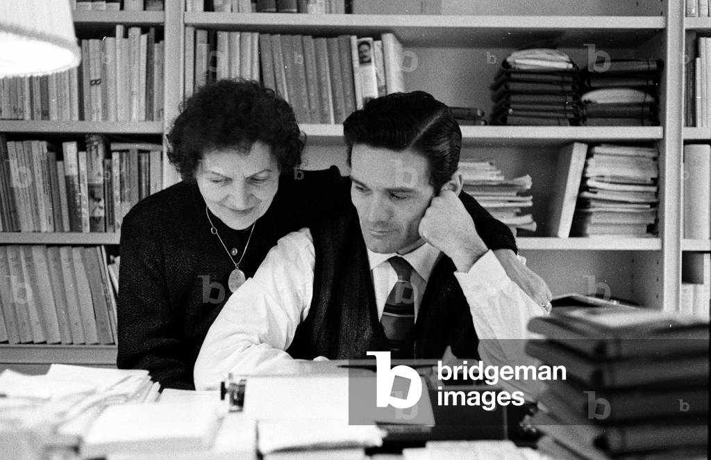 Pier Paolo Pasolini con la madre Susanna Colussi, Roma, 1960 (foto b/n)