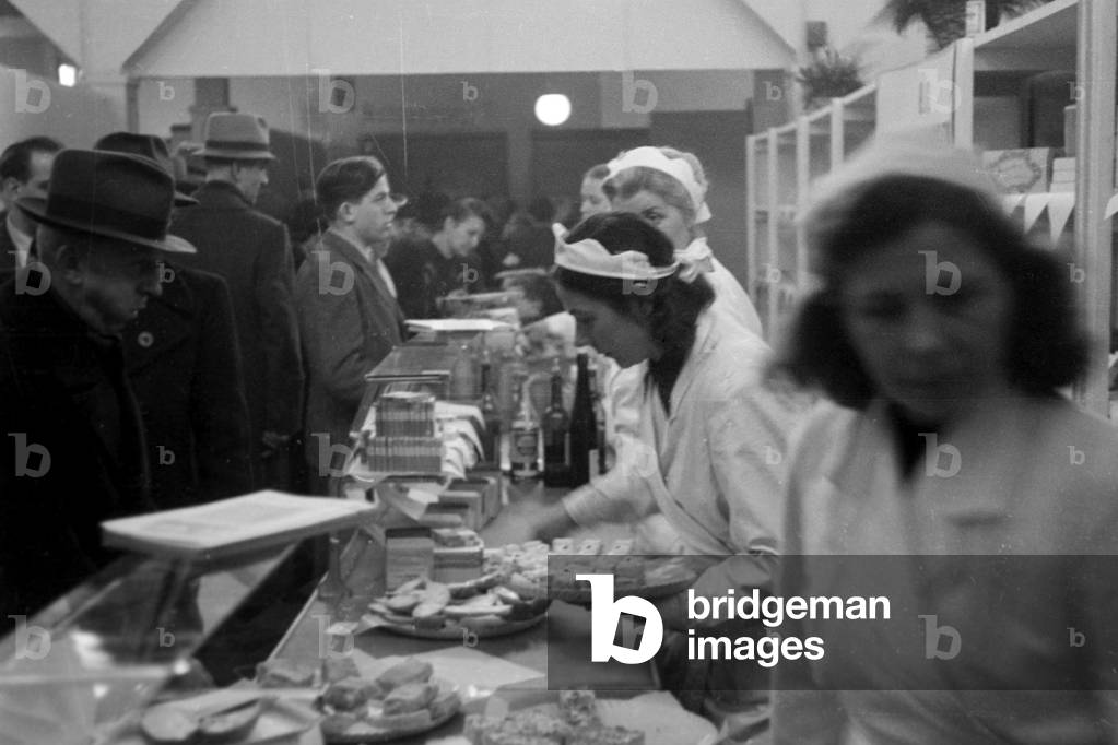 "Eine Frau gibt den Besuchern Süßigkeiten aus" 1949