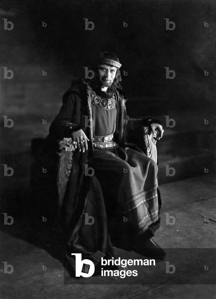 "Malcolm Keen als Claudius in William Shakespeares “Hamlet", b/w
