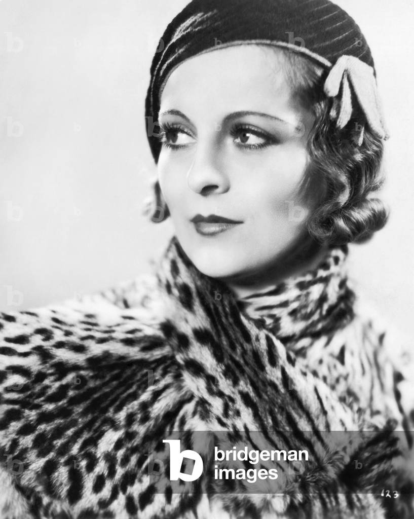 "Eine stilvolle junge Frau mit Hut und Pelzmantel" 1933, b/w