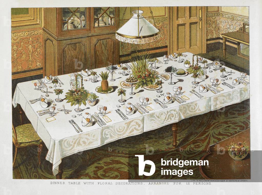 Table à dîner, décorations florales, arrangée pour 12 personnes.