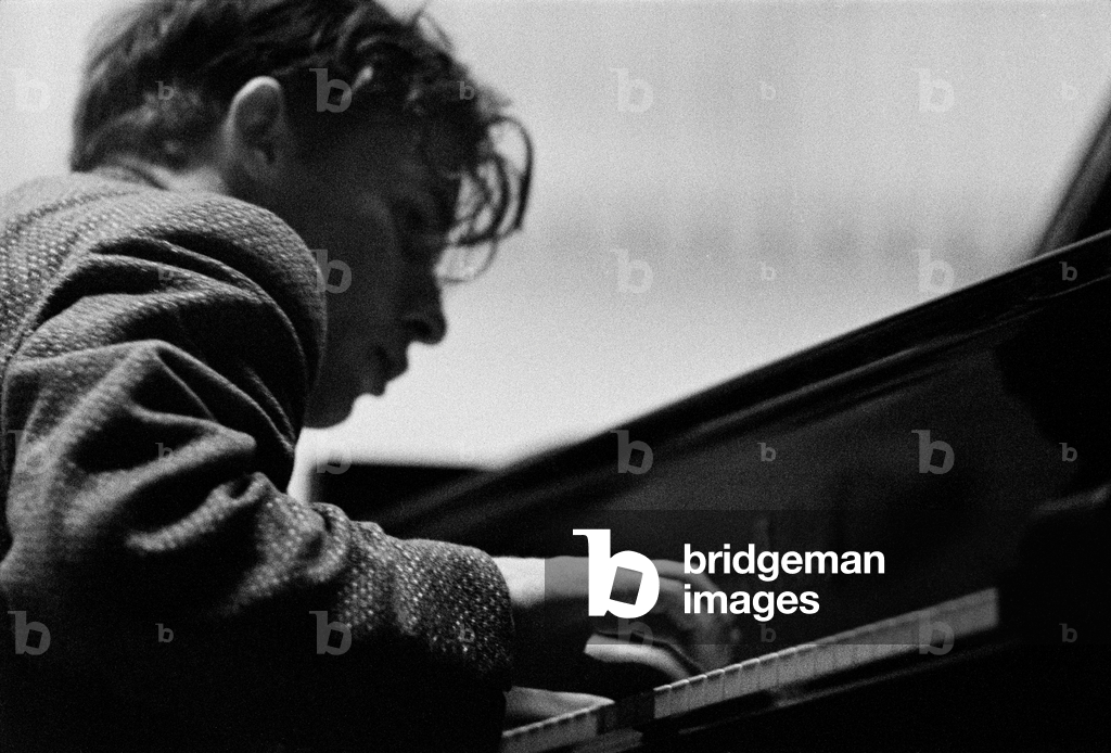 Immagine di Fotografia "Il pianista Glenn Gould si esibisce con l'Orchestra Filarmonica di Berlino diretta da 