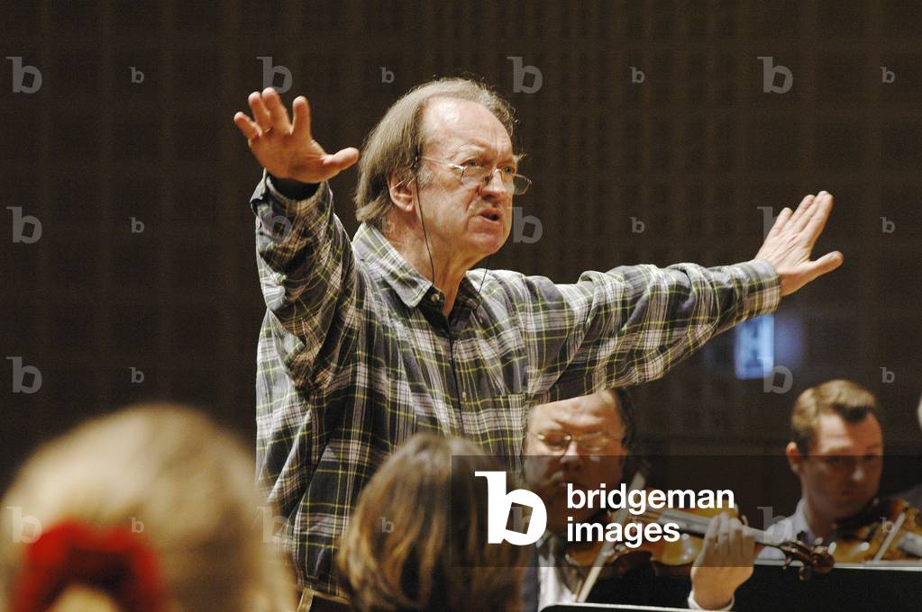 "Nikolaus Harnoncourt dirigiert den Concentus Musicus Wien während der Probe für das Chorkonzert Nr"